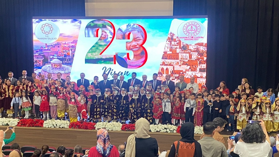 40 Yıl Sonra Aynı Coşkuyla: 2-B Sınıfımızdan “Balık Tendirde” Türküsüne Muhteşem Canlandırma!