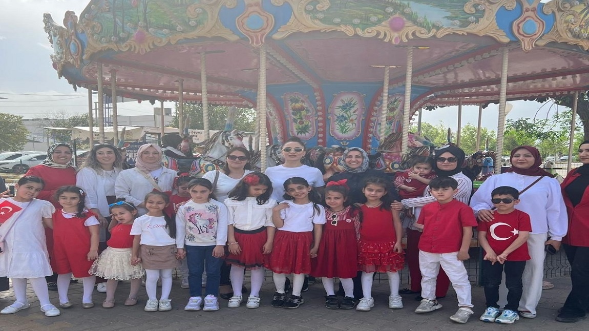 2/D Sınıfımız 23 Nisan Bayramını Lunaparkta Kutladı